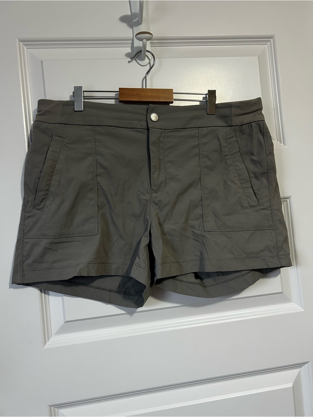 Athleta Trekkie Shorts Mid-rise 3.5” Inseam Hiking Athletic Sz 14